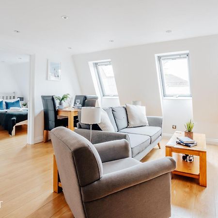 Central 3 Bed Apartment At Regents Court, Newbury Нюбъри Екстериор снимка