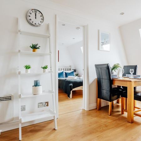 Central 3 Bed Apartment At Regents Court, Newbury Нюбъри Екстериор снимка