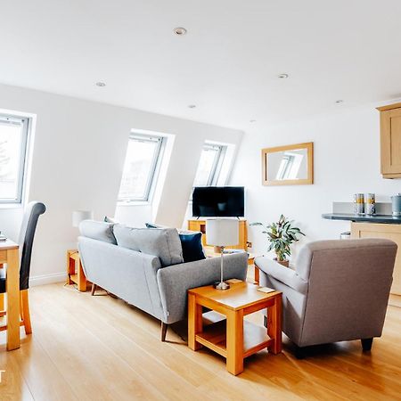 Central 3 Bed Apartment At Regents Court, Newbury Нюбъри Екстериор снимка