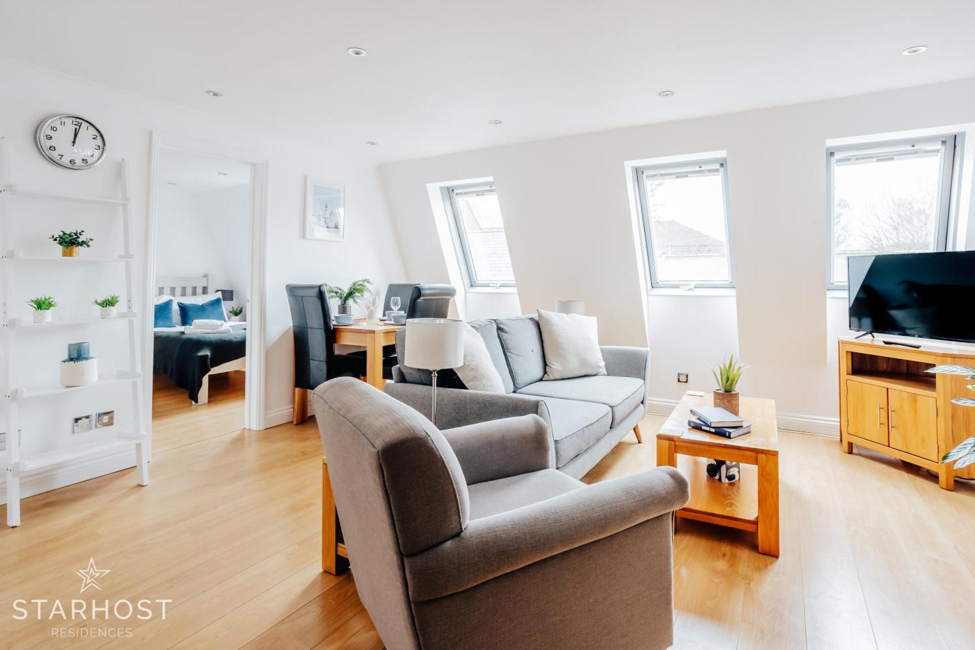 Central 3 Bed Apartment At Regents Court, Newbury Нюбъри Екстериор снимка