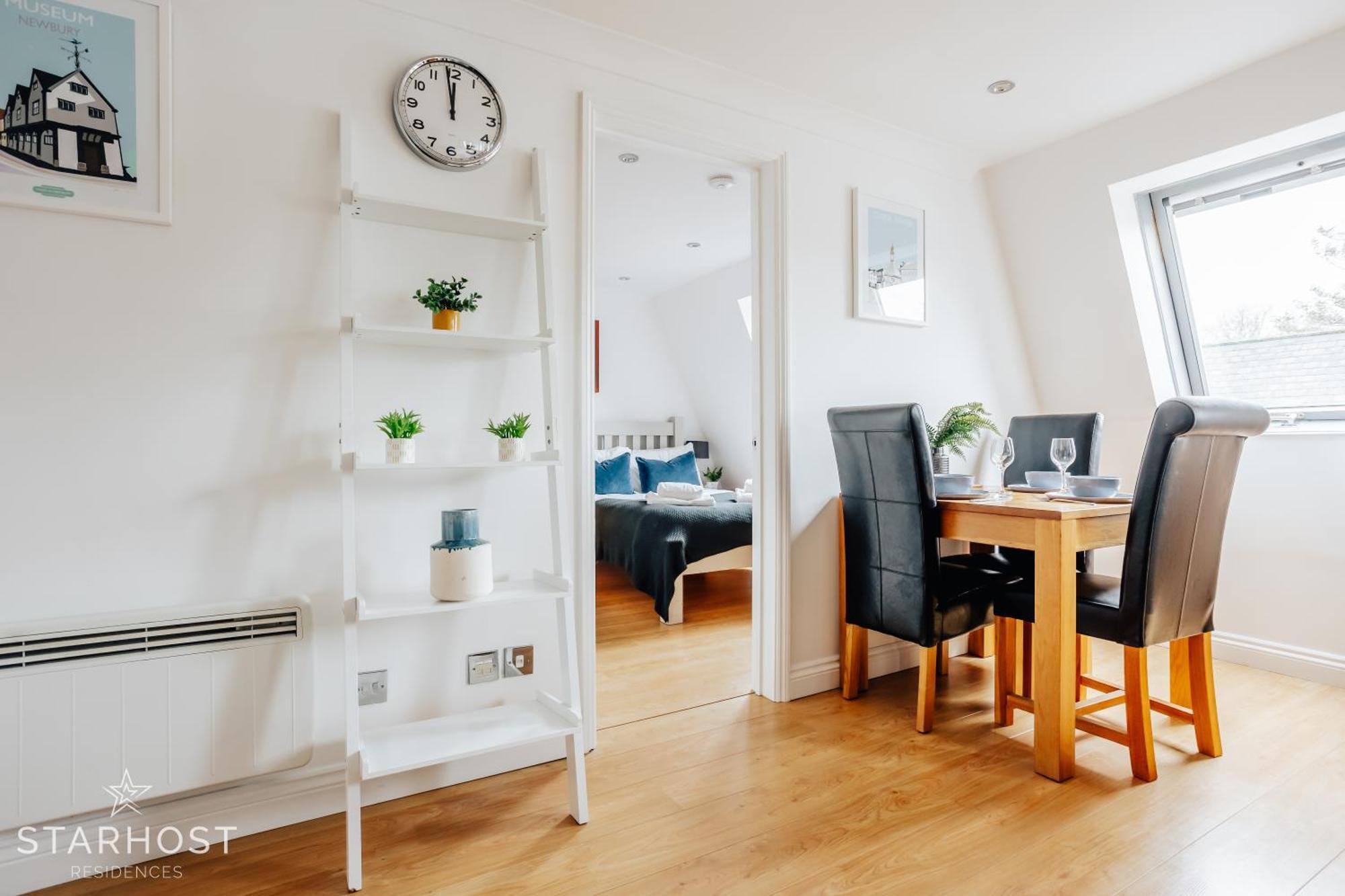 Central 3 Bed Apartment At Regents Court, Newbury Нюбъри Екстериор снимка