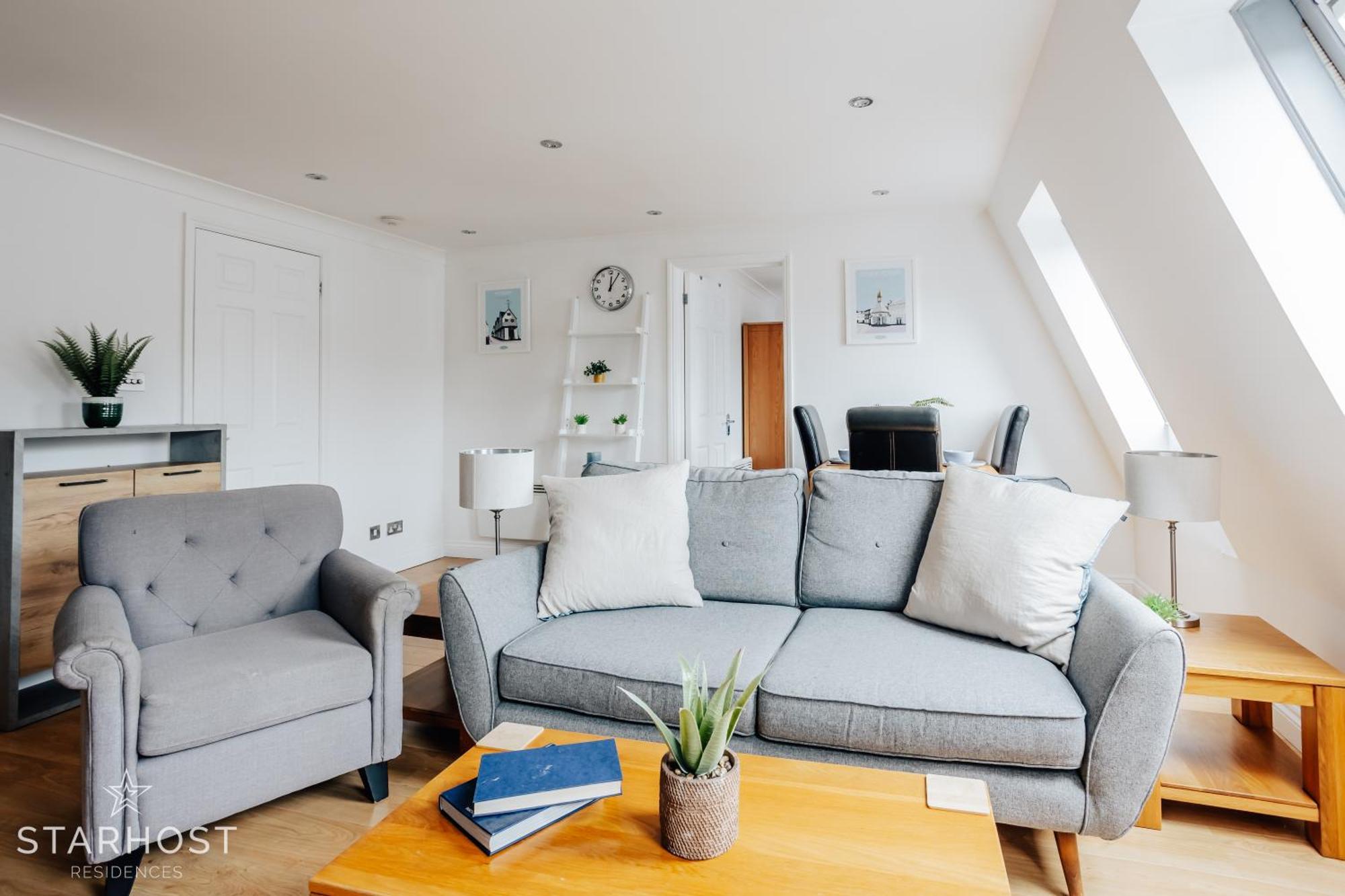 Central 3 Bed Apartment At Regents Court, Newbury Нюбъри Екстериор снимка