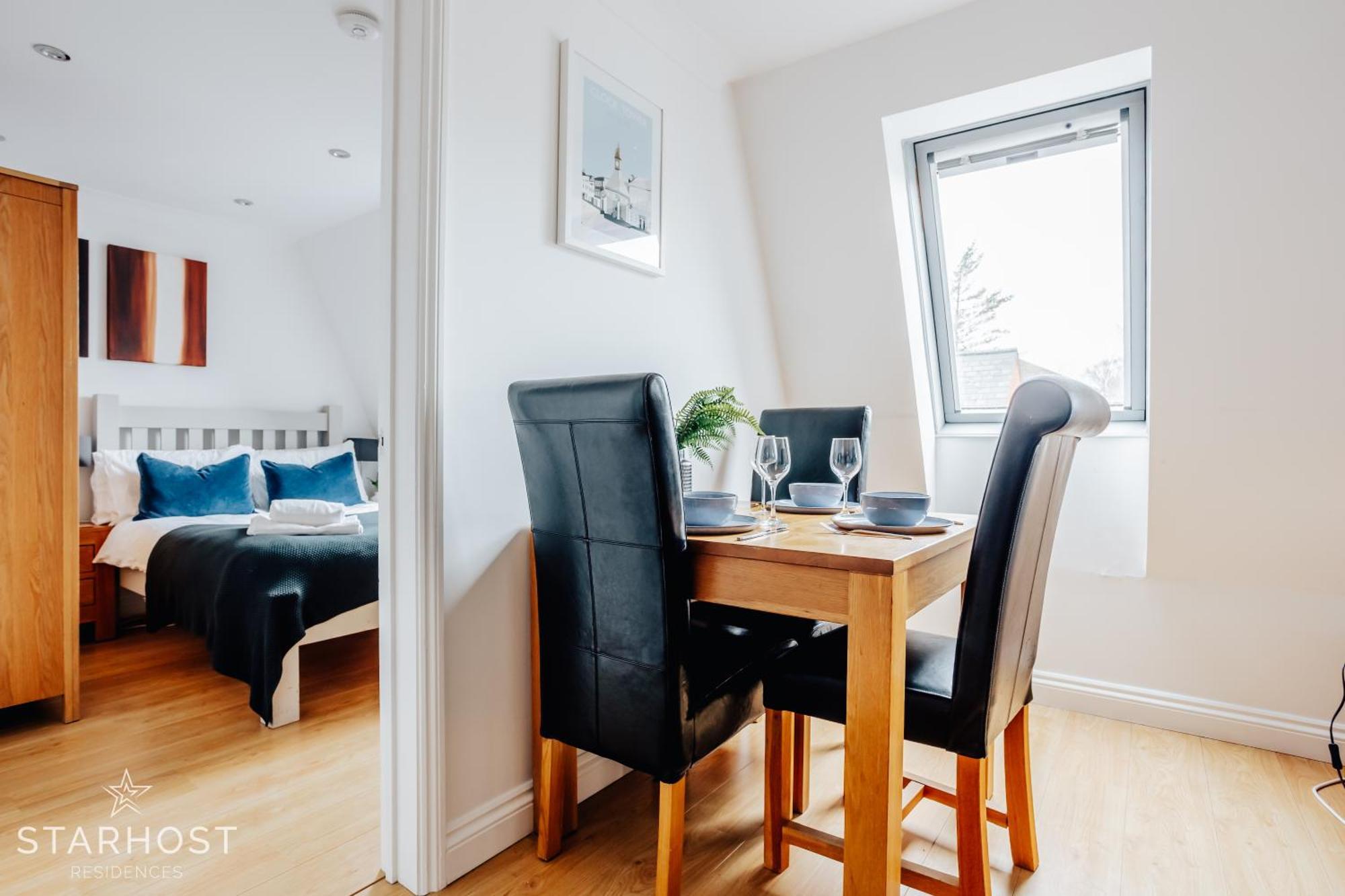 Central 3 Bed Apartment At Regents Court, Newbury Нюбъри Екстериор снимка