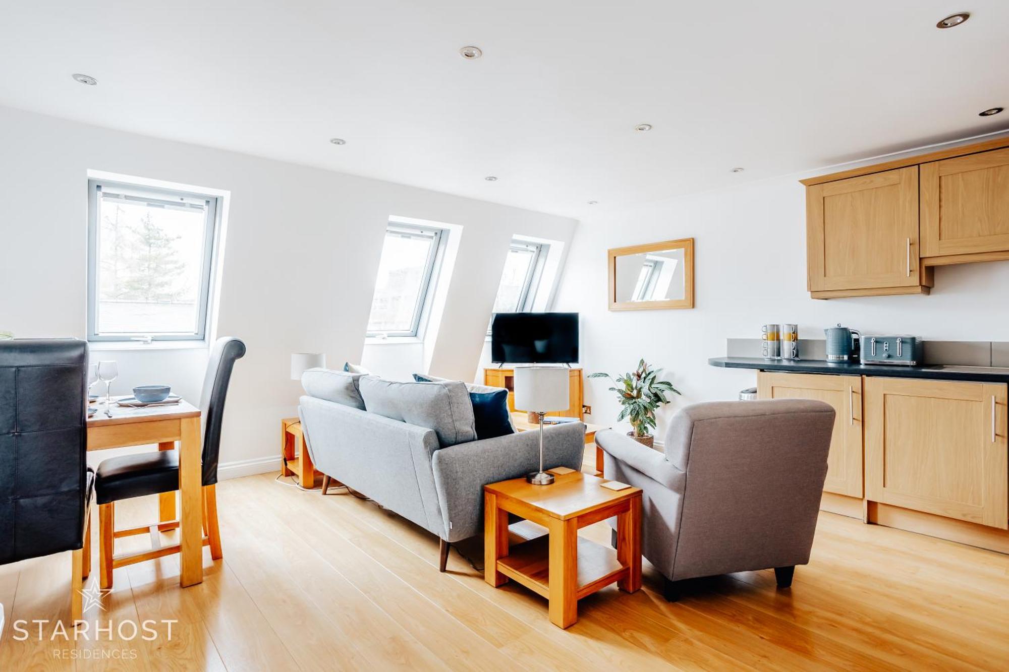 Central 3 Bed Apartment At Regents Court, Newbury Нюбъри Екстериор снимка