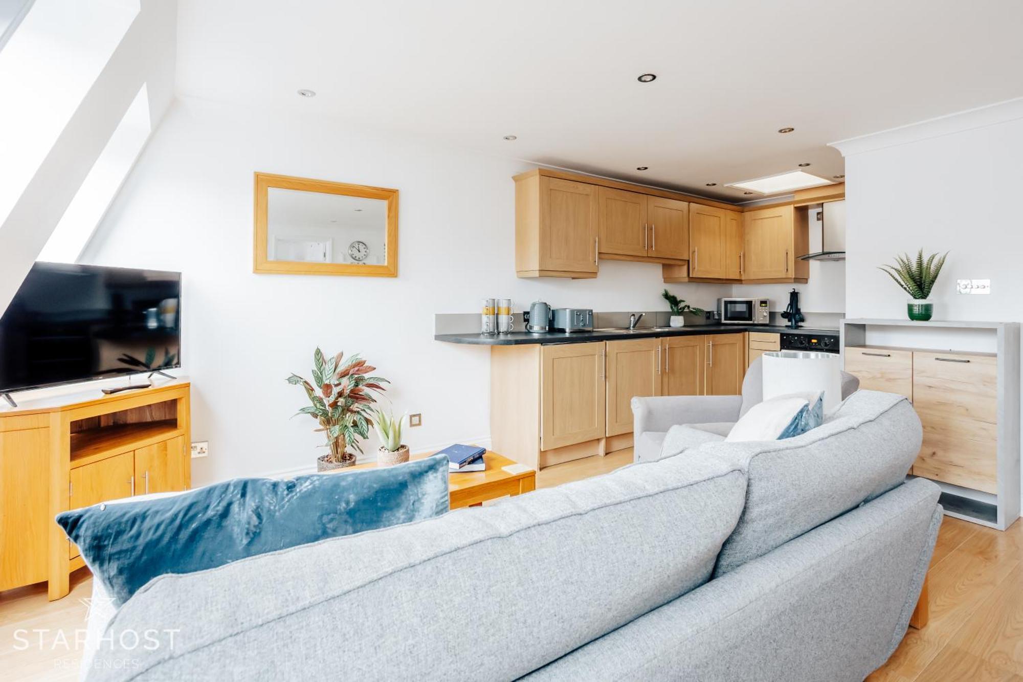 Central 3 Bed Apartment At Regents Court, Newbury Нюбъри Екстериор снимка