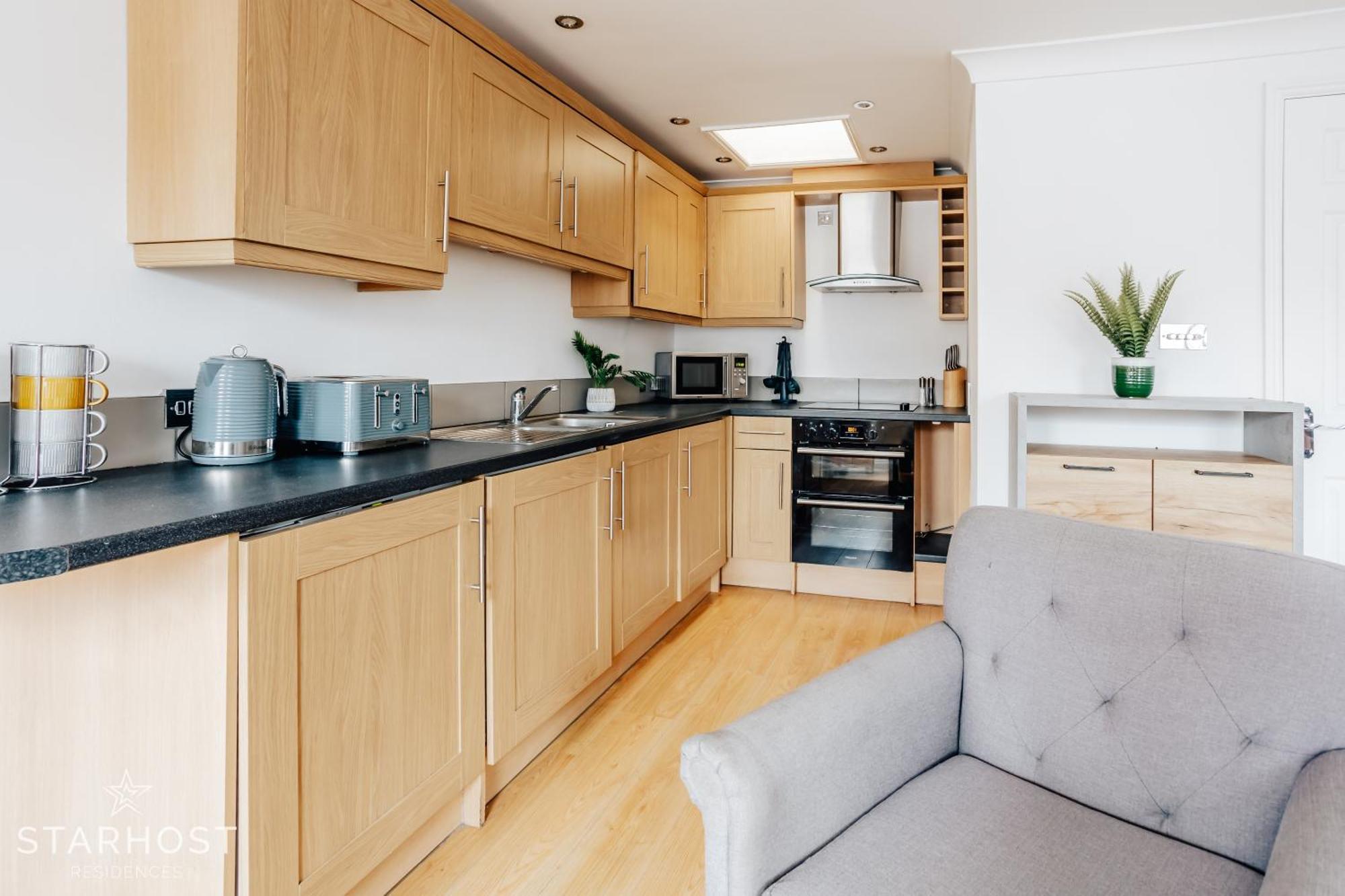 Central 3 Bed Apartment At Regents Court, Newbury Нюбъри Екстериор снимка