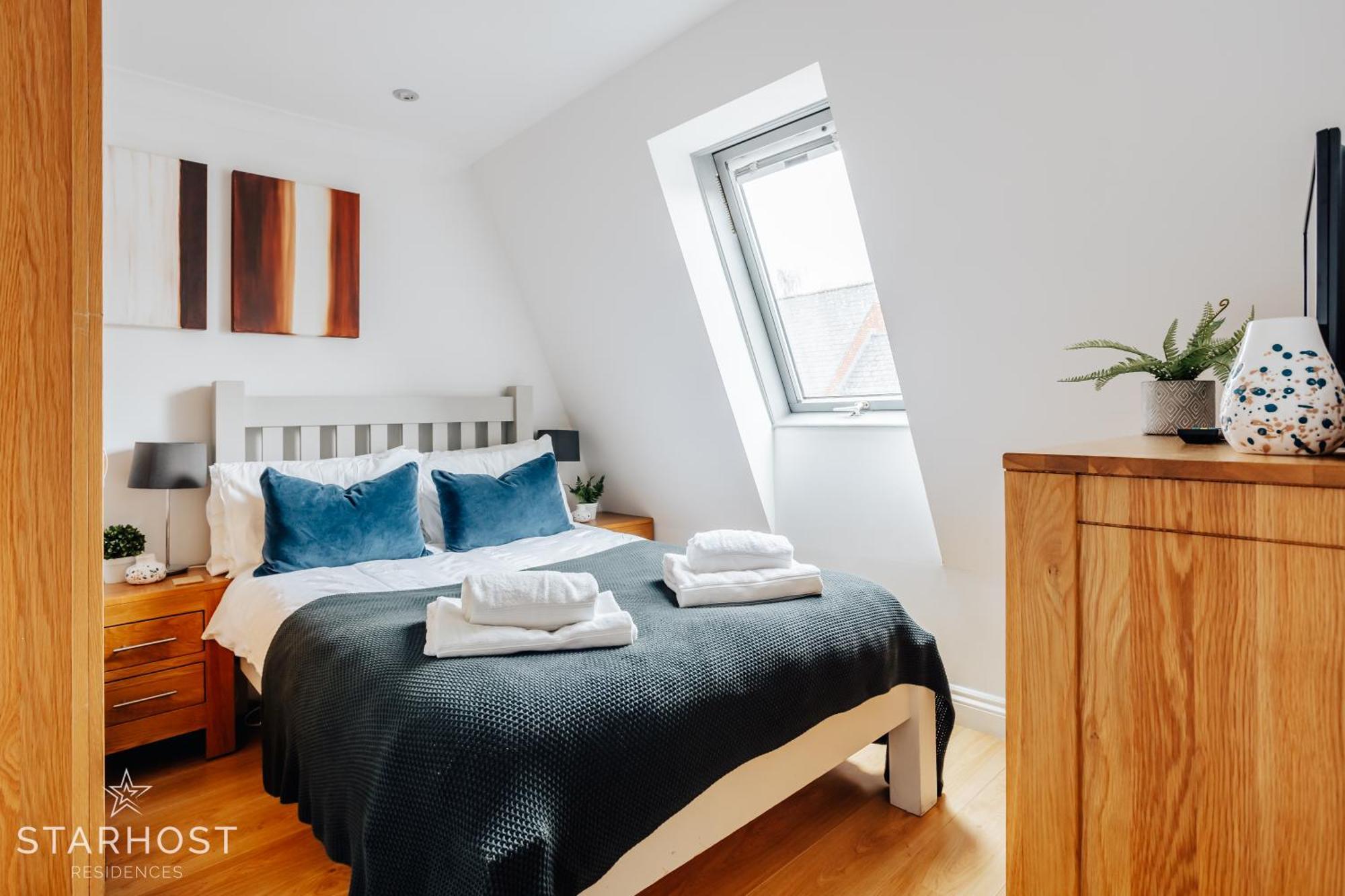 Central 3 Bed Apartment At Regents Court, Newbury Нюбъри Екстериор снимка