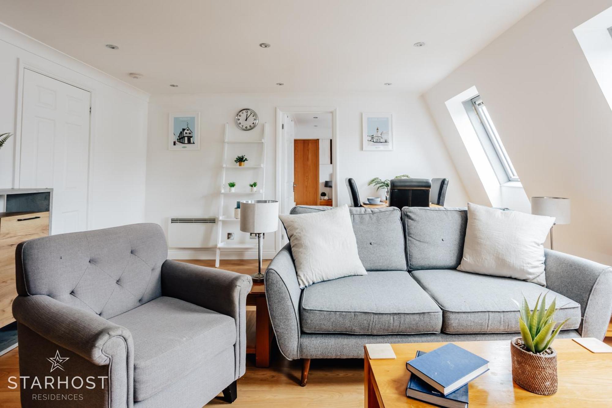 Central 3 Bed Apartment At Regents Court, Newbury Нюбъри Екстериор снимка