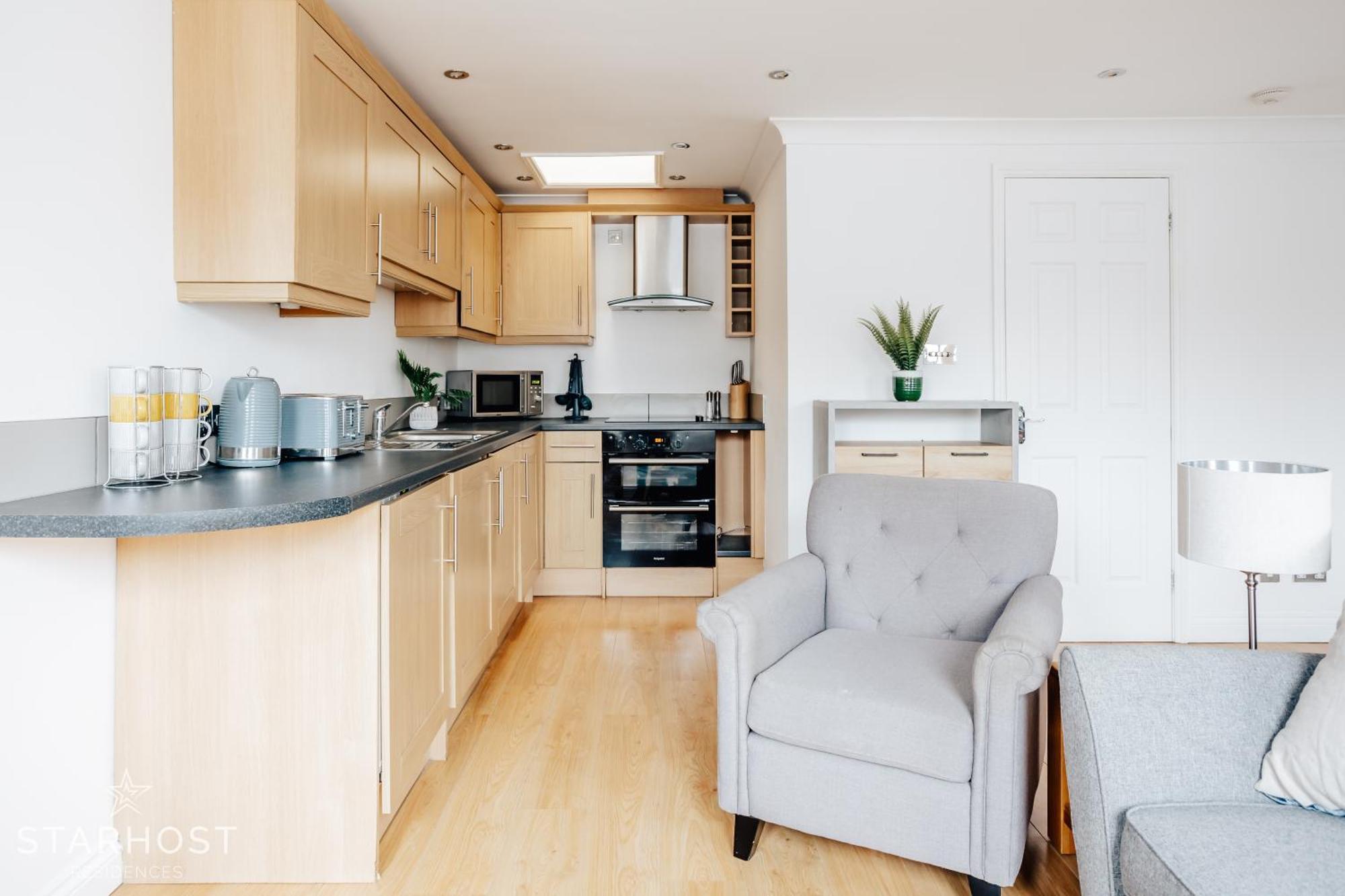 Central 3 Bed Apartment At Regents Court, Newbury Нюбъри Екстериор снимка
