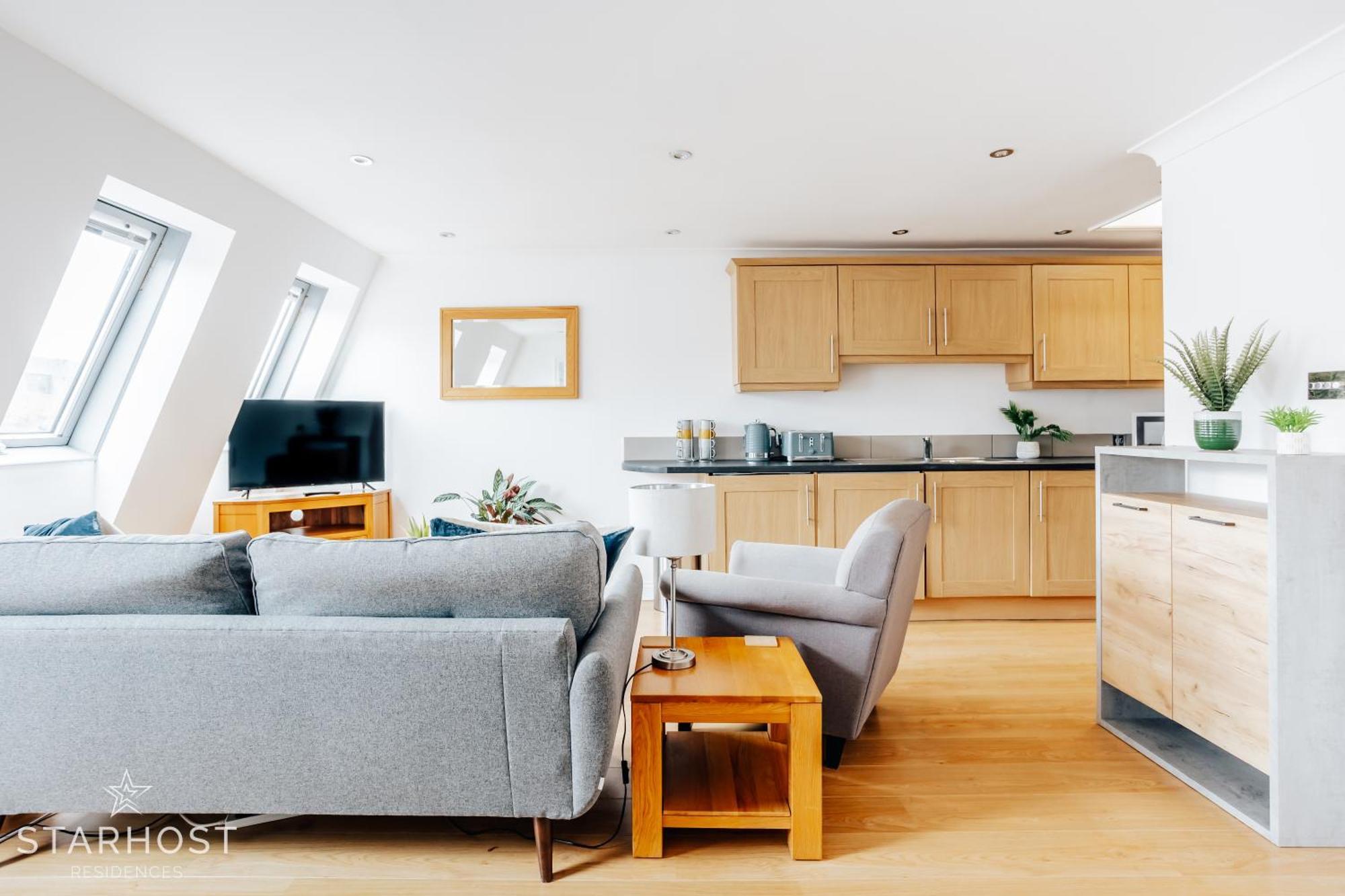 Central 3 Bed Apartment At Regents Court, Newbury Нюбъри Екстериор снимка