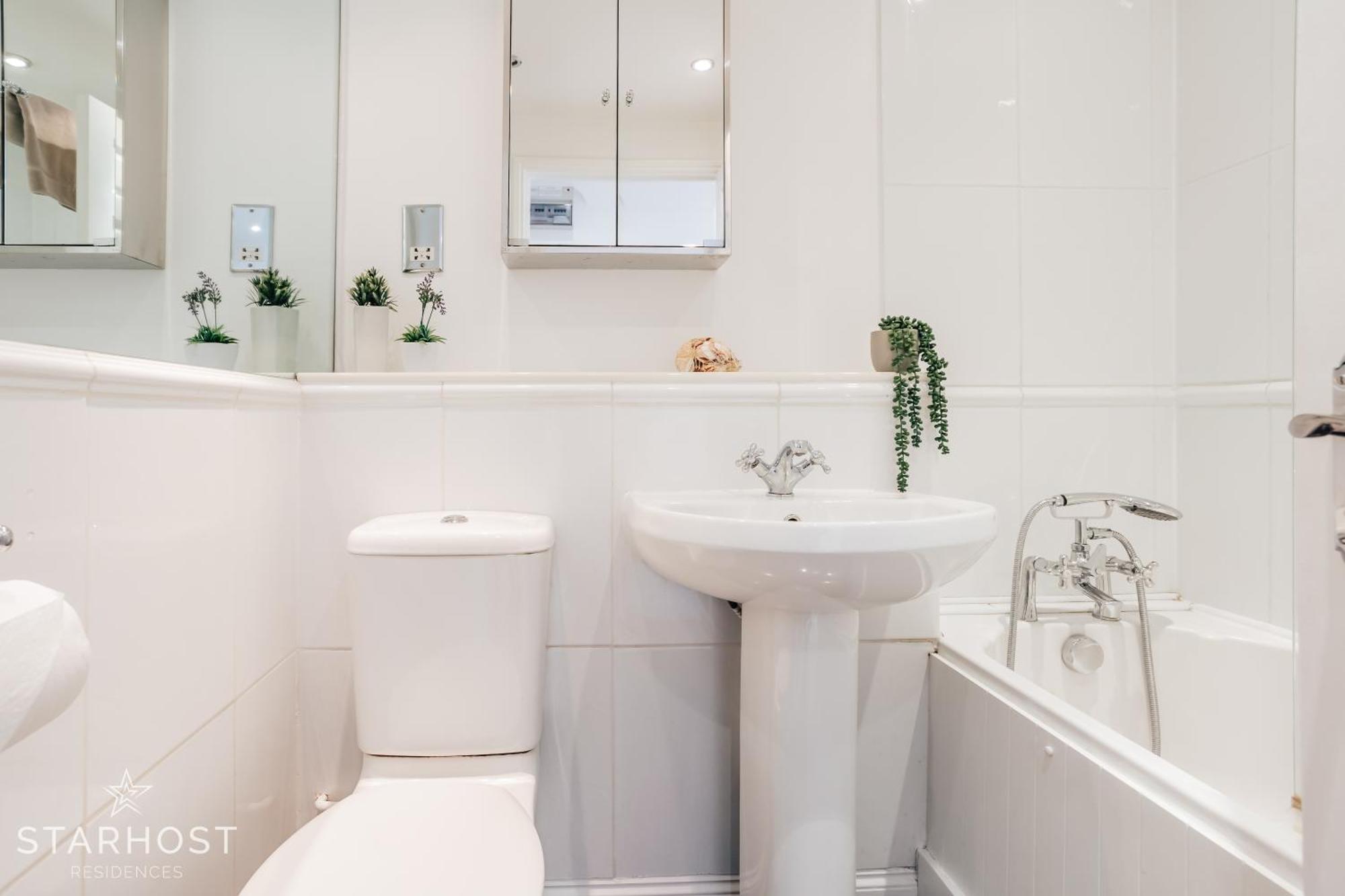 Central 3 Bed Apartment At Regents Court, Newbury Нюбъри Екстериор снимка