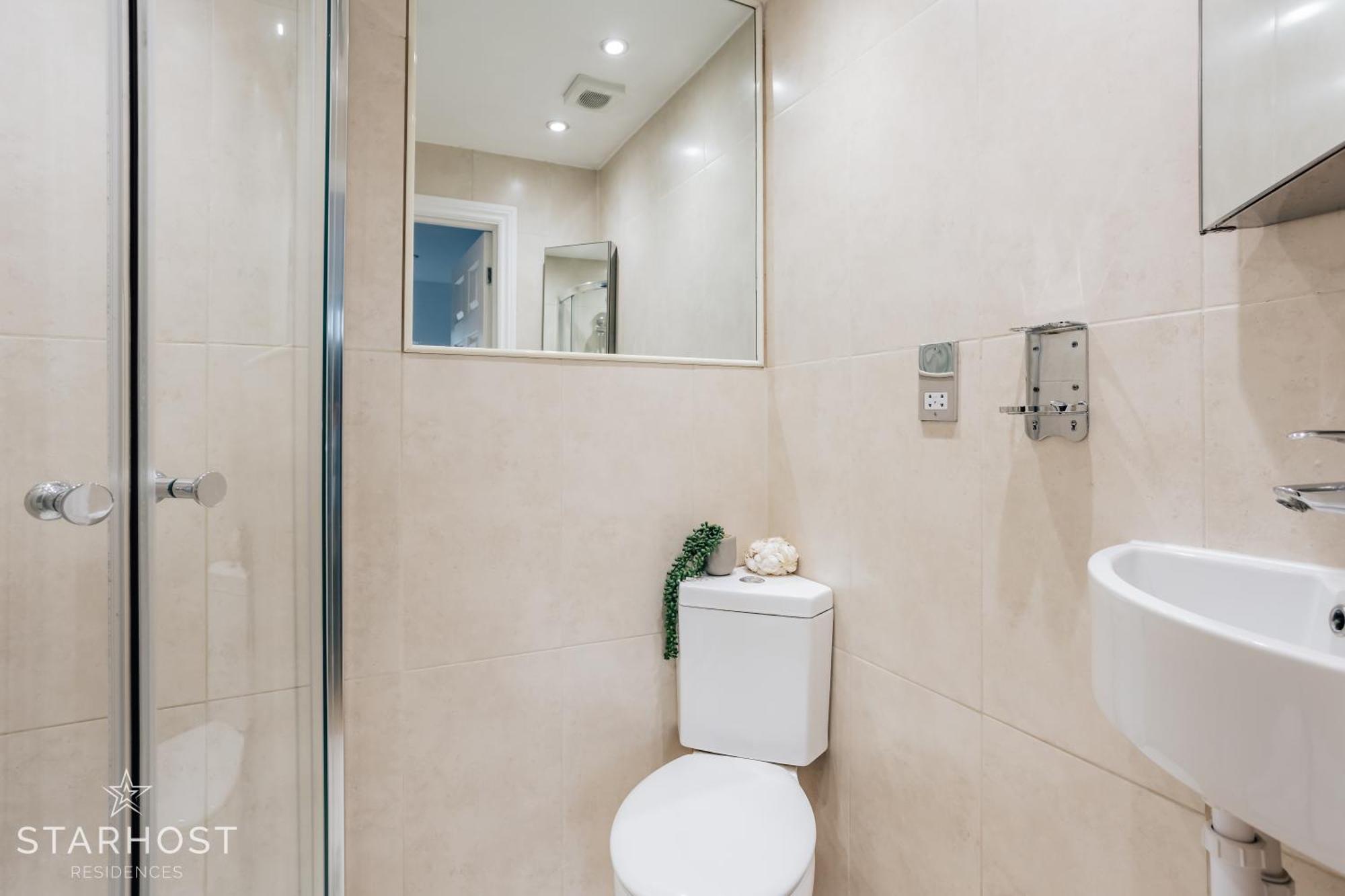Central 3 Bed Apartment At Regents Court, Newbury Нюбъри Екстериор снимка