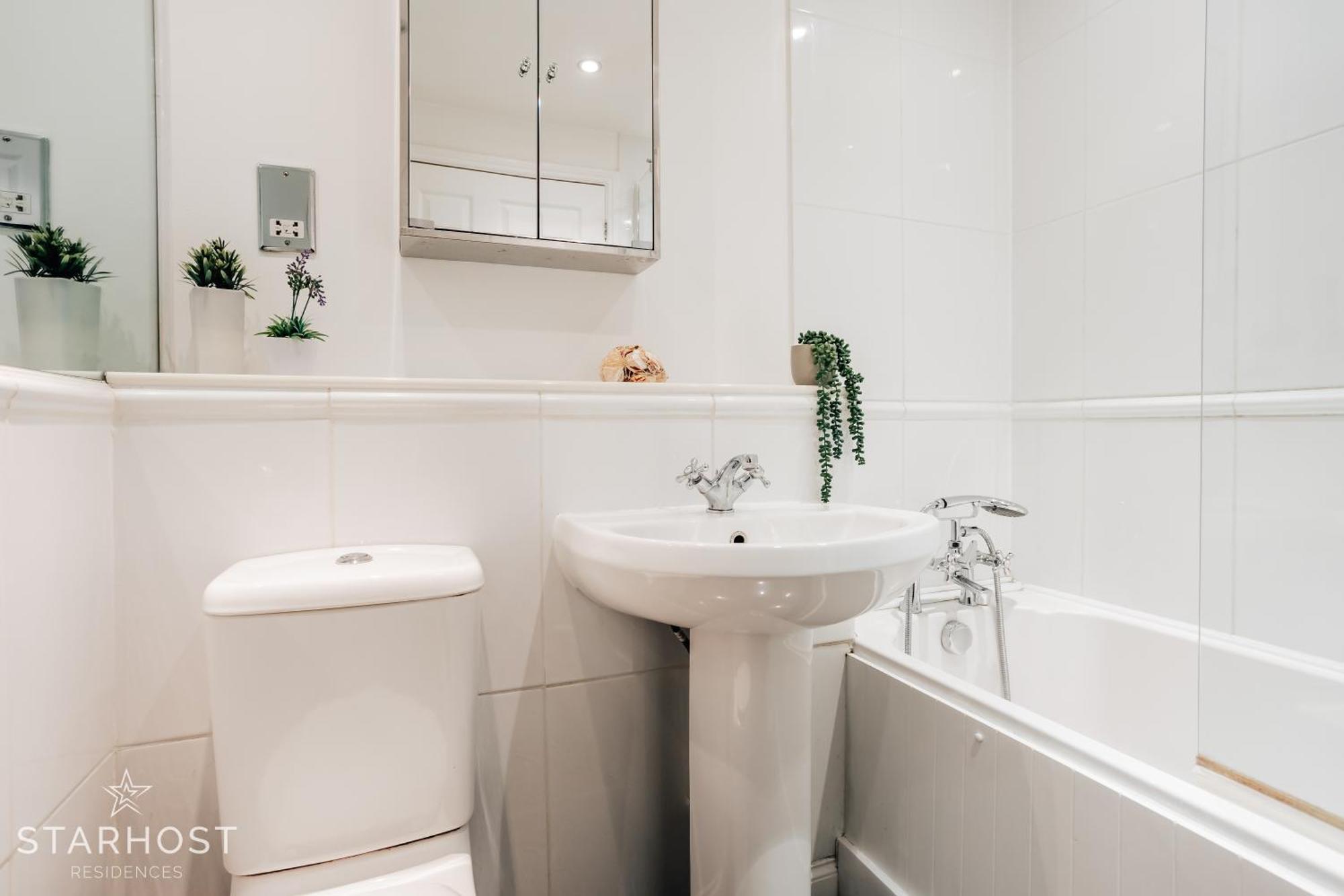 Central 3 Bed Apartment At Regents Court, Newbury Нюбъри Екстериор снимка